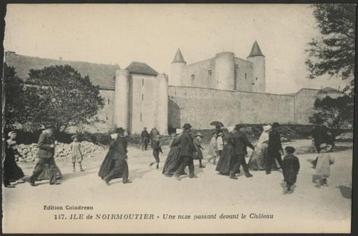 Noirmoutier-en-l'Ile. - Le cortège d'une noce passant devant le château et les remparts.